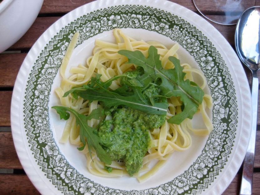 Rukolapesto mit Tagliatelle und Parmigiano-Reggiano