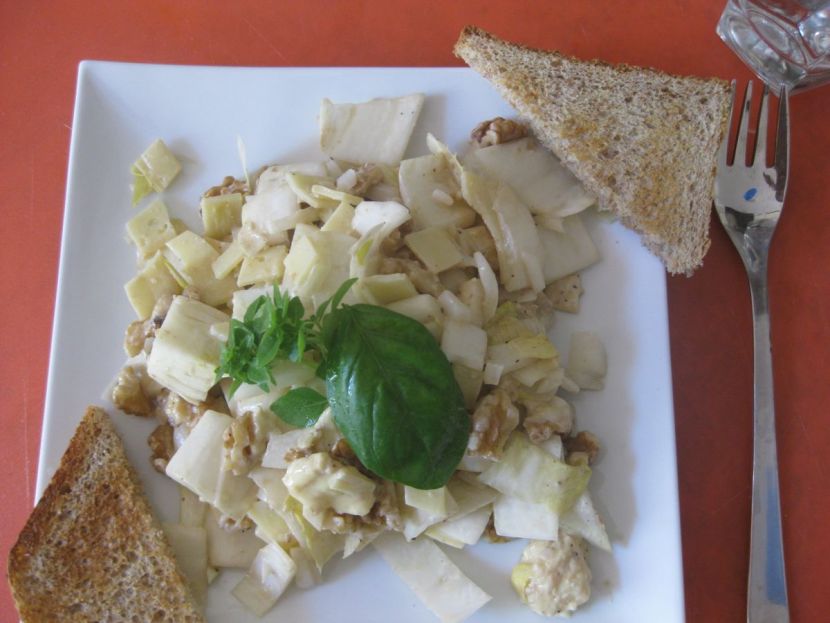 chicoree Salat mit Camembert, vinaigre de cidre und Zwiebeln