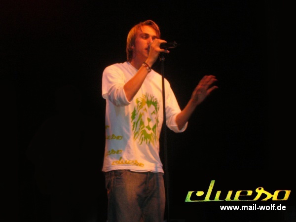 clueso background
